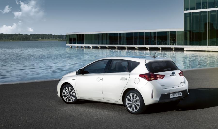  Toyota Auris Hybrid 2012 года  (фото 4 из 12)